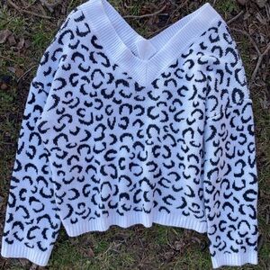 White V neck leopard cheetah fuzzy sweatshirt shein size small